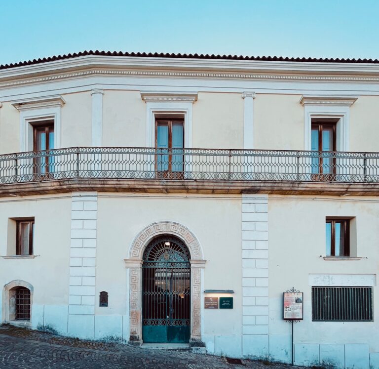 Facciata del Palazzo Palazzo Vitari, sede del MAON - Museo d’Arte dell’Otto e Novecento.